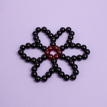 Charger l&#39;image dans la galerie, Dessous de verre Marguerite noire
